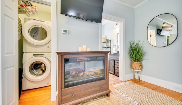 Family-Friendly Main St Gloucester Apt w/Balcony! in Gloucester