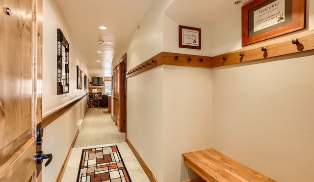 One Minute Walk to Gondola & Born Free Lift - Diamond Rated, Heart of Lionshead in Vail