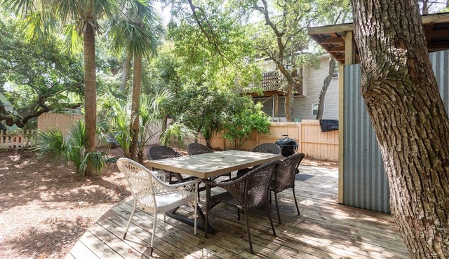 Dreamsicle Beach Cottage. Near beach & restaurants. Pet friendly+large backyard. in Tybee Island