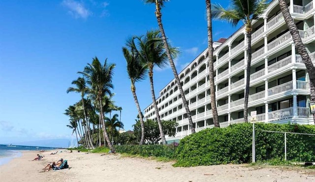 Beachfront Paradise, Stunning Views, Condo with AC, Steps to the beach!