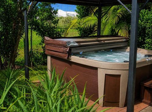Private Hot Tub Lanai + Full Kitchen in Haiku