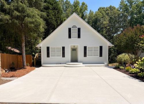 Lake Lanier Escape Near Atlanta Dock & Kayaks 2 kitchens, 2 laundry arcade pool table and more! in Buford
