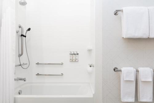 Holiday Inn Express & Suites Roseburg North by IHG in Roseburg
