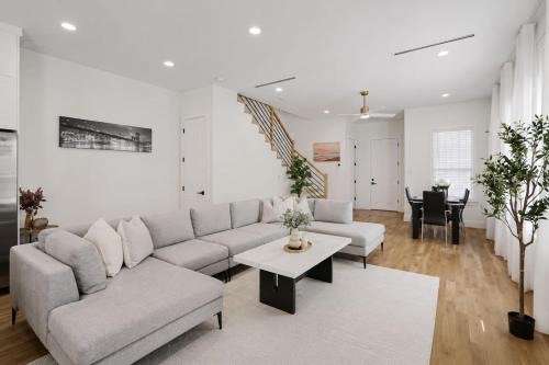 Modern Townhome, Ideal for Large Groups in Dallas