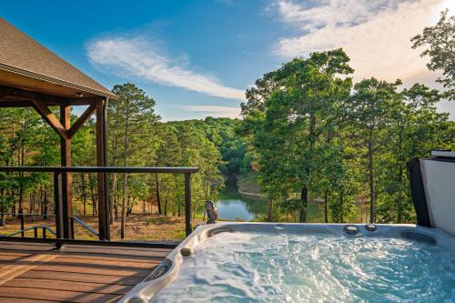 Lake Views, Big Deck, Hot Tub, Fire Pit, Game Room in Muskogee