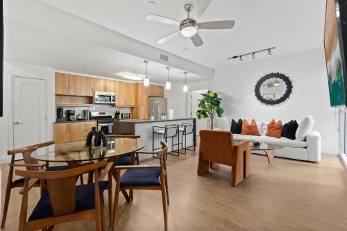 Amethyst Horizon - Stylish peaceful 2BR w zen Garden View Pool Gym in Los Angeles