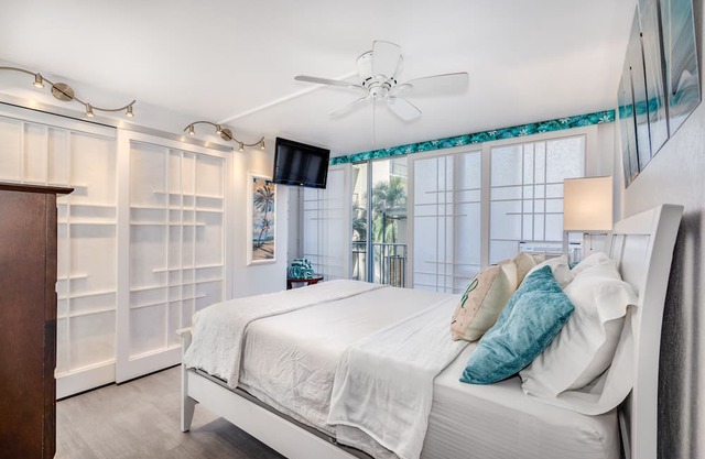 Top Remodel of a gorgeous Diamond Head Oceanfront Lanai Condo - Sleeps 4